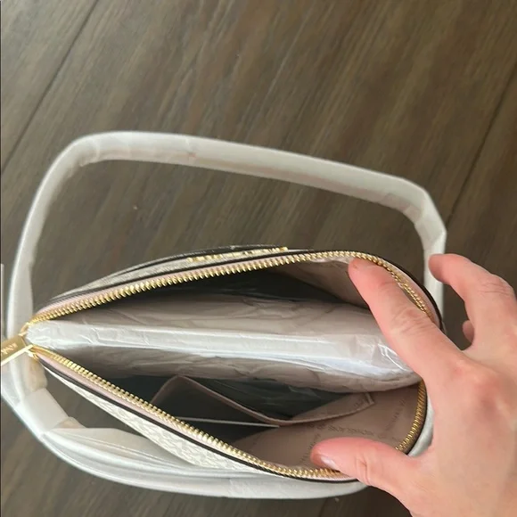 Michael Kors White Crossbody Bag - Picture 4 of 9